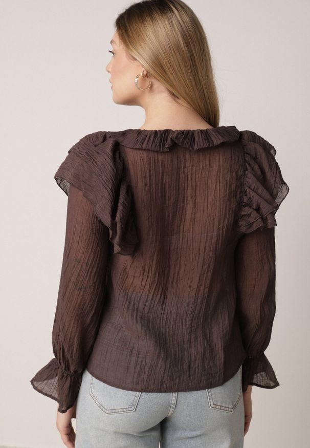 Born2be - Brązowa Bluzka z Lyocellem Ozdobiona Falbanami i Wiązaniem Esathra. Okazja: na co dzień. Kolor: brązowy. Materiał: jeans. Wzór: aplikacja. Styl: casual, elegancki
