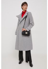 DKNY - Dkny płaszcz wełniany kolor szary przejściowy dwurzędowy. Okazja: na co dzień. Kolor: szary. Materiał: wełna. Styl: casual, klasyczny #7