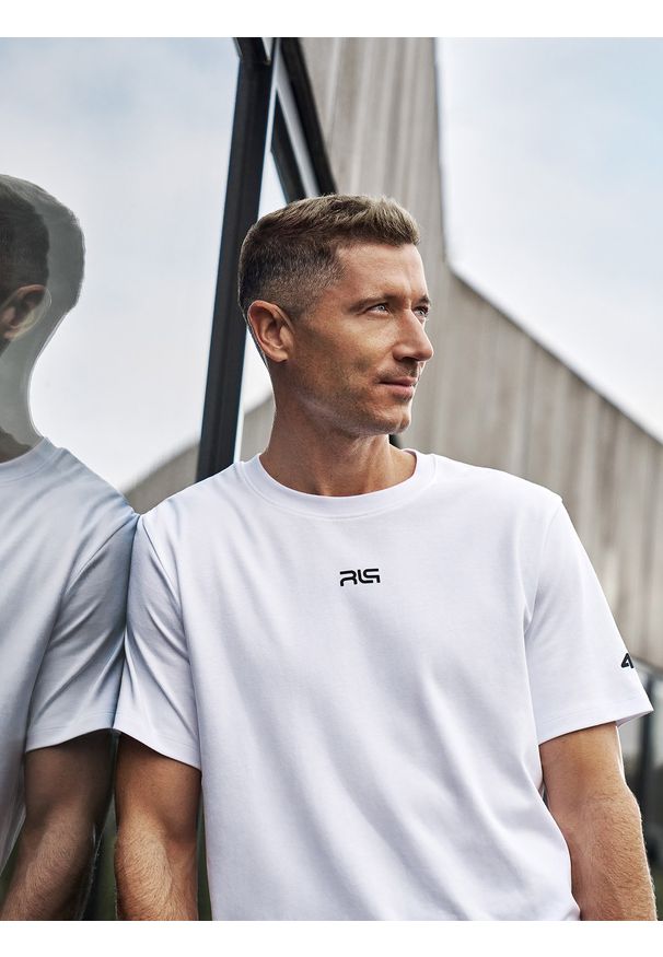 4f - 4F T-shirt regular z nadrukiem męski 4F x Robert Lewandowski - biała S. Okazja: na co dzień. Kolor: biały. Materiał: bawełna, materiał. Wzór: nadruk. Styl: casual, sportowy