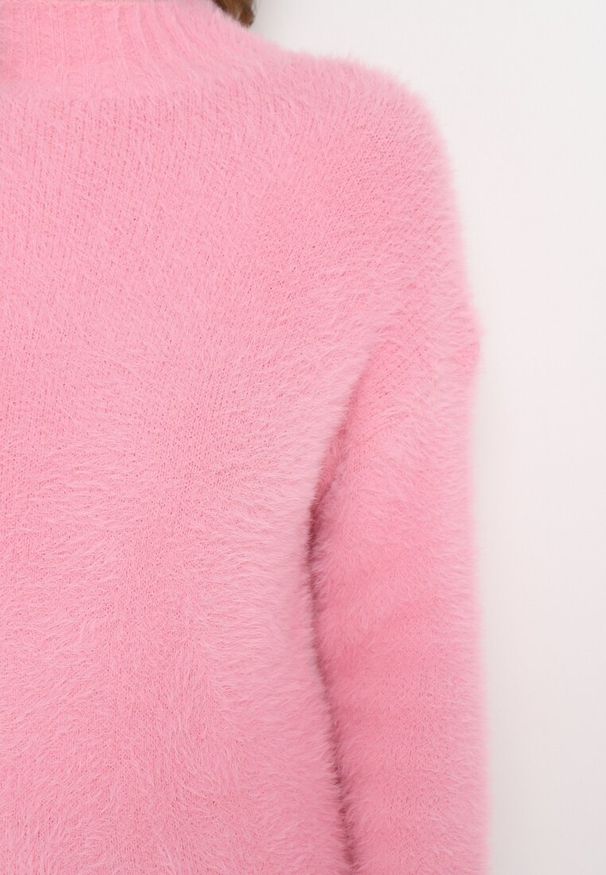 Born2be - Różowy Sweter z Półgolfem i Dłuższym Włosiem Evassem. Kolor: różowy. Materiał: dzianina. Długość rękawa: długi rękaw. Długość: długie