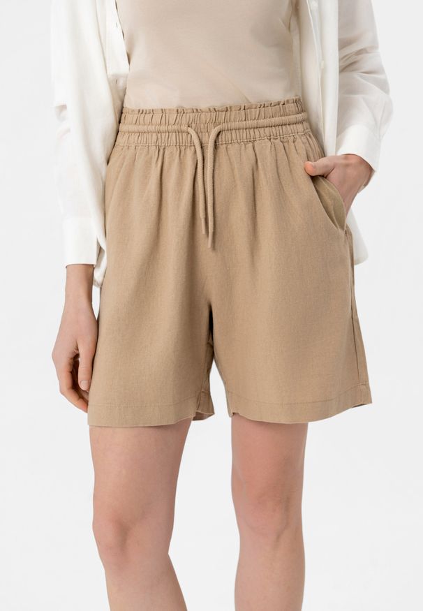 Volcano - Szorty z lnem P-MEDIA. Okazja: na plażę, na spacer. Kolor: beżowy. Materiał: len. Długość: krótkie. Wzór: paski. Styl: wakacyjny, elegancki