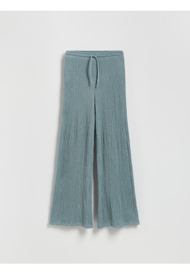 Reserved - Kreszowane spodnie flare - jasnozielony. Kolor: zielony. Materiał: dzianina. Wzór: gładki