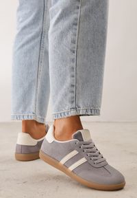 Born2be - Szare Sneakersy z Imitacji Zamszu na Płaskiej Podeszwie Memeriana. Kolor: szary. Materiał: zamsz. Szerokość cholewki: normalna. Obcas: na płaskiej podeszwie #1