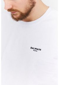 Balmain - BALMAIN Biały t-shirt męski z małym aksamitnym logo. Kolor: biały