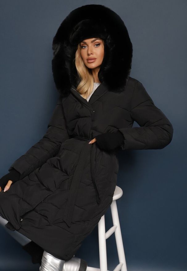 Renee - Czarna Kurtka z Pikowanymi Przeszyciami i Kapturem z Futerkiem Wiązana w Pasie Attelisse. Okazja: na co dzień, na spacer. Kolor: czarny. Materiał: futro. Styl: casual, elegancki
