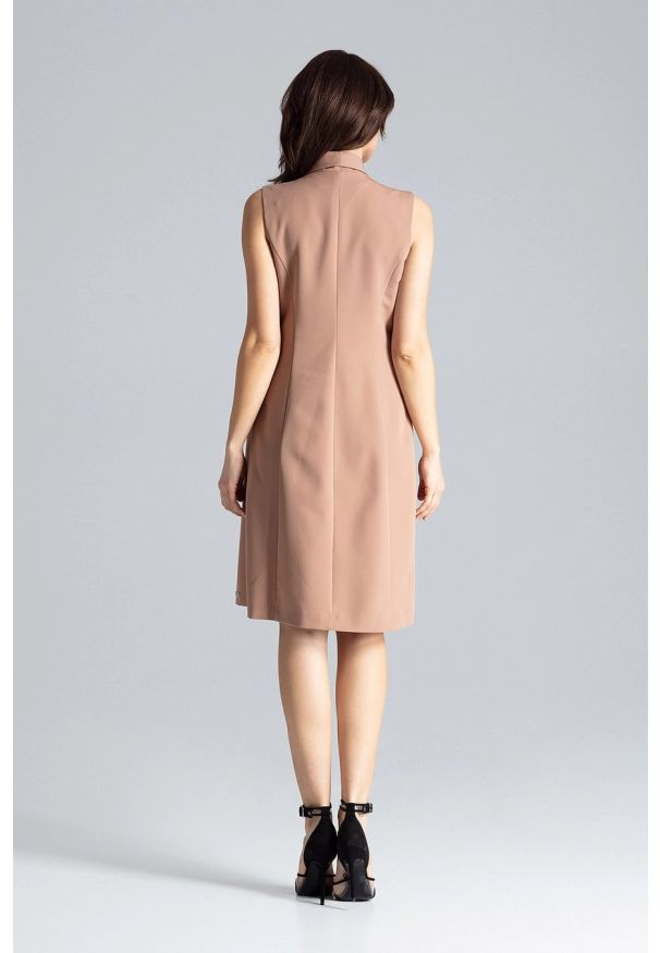 Sukienki.shop - Elegancka żakietowa sukienka z kopertowym dekoltem bezowa. Okazja: do pracy, na spotkanie biznesowe. Kolor: zielony. Typ sukienki: kopertowe. Styl: elegancki. Długość: midi