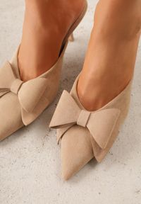Renee - Ciemnobeżowe Klapki Mule na Szpilce z Kokardką Kimoseis. Nosek buta: otwarty. Kolor: beżowy. Materiał: zamsz, skóra. Wzór: aplikacja. Sezon: lato. Obcas: na szpilce. Wysokość obcasa: średni #7