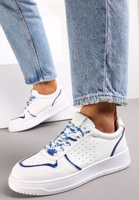 Renee - Biało-Niebieskie Sneakersy z Kolorowymi Sznurówkami i Metalicznymi Wstawkami Lania. Kolor: niebieski, biały. Wzór: kolorowy #1