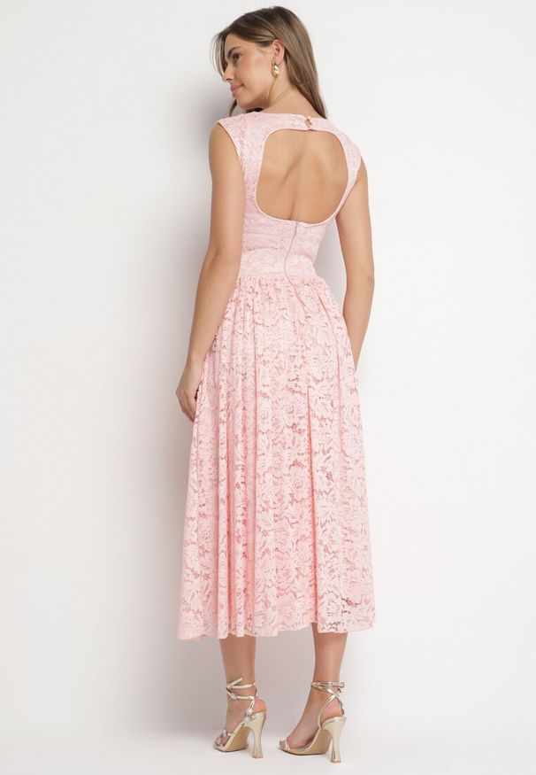 Born2be - Różowa Koronkowa Sukienka o Rozkloszowanym Kroju z Odkrytymi Plecami Nelamia. Okazja: na imprezę, na co dzień. Kolor: różowy. Materiał: koronka. Długość rękawa: bez rękawów. Styl: elegancki, casual, wizytowy