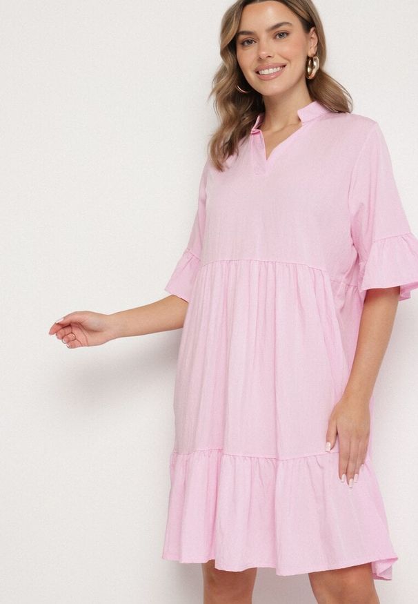 Born2be - Różowa Sukienka Rozkloszowana z Wiskozą Ozdobiona Falbanami Eviriane. Okazja: na co dzień. Typ kołnierza: dekolt w serek. Kolor: różowy. Materiał: wiskoza. Wzór: aplikacja. Typ sukienki: proste. Styl: casual