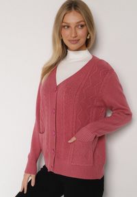 Born2be - Ciemnoróżowy Kardigan z Bawełną Zdobiony Warkoczowym Splotem i Kieszeniami Mevesava. Okazja: na co dzień. Typ kołnierza: dekolt w serek. Kolor: różowy. Materiał: bawełna. Wzór: aplikacja, ze splotem. Sezon: zima, jesień. Styl: casual, klasyczny #7