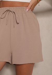 Renee - Ciemnobeżowe Szorty z Wiskozą High Waist Ozdobione Wiązaniem Milareia. Okazja: na co dzień, na spacer. Stan: podwyższony. Kolor: beżowy. Materiał: wiskoza. Wzór: aplikacja. Styl: sportowy, casual #3