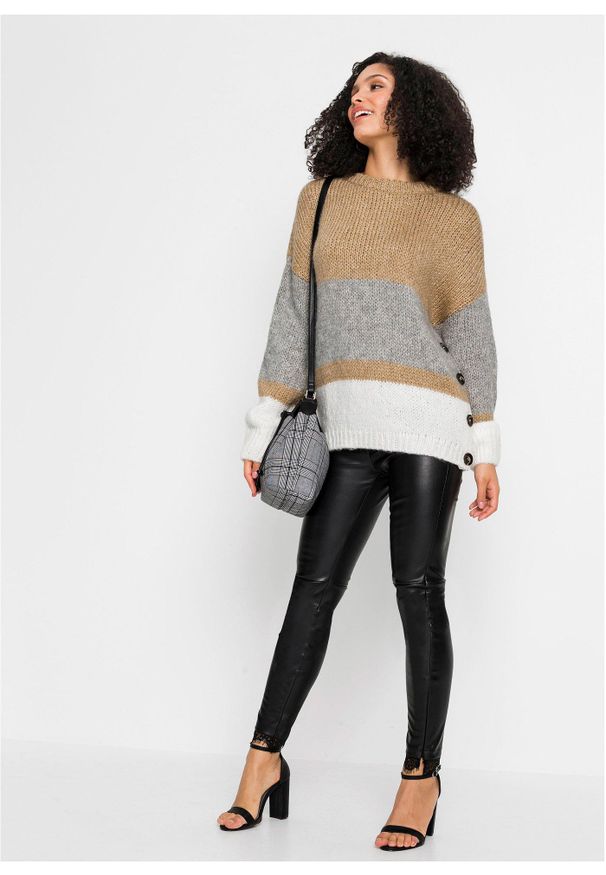 bonprix - Sweter oversize w paski z guzikami. Kolor: beżowy. Wzór: paski