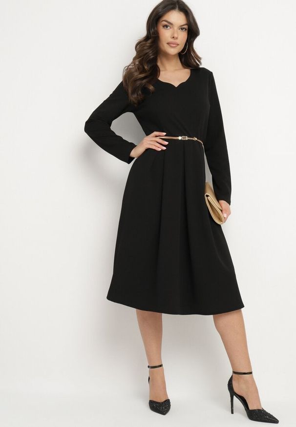 Born2be - Czarna Rozkloszowana Sukienka Wieczorowa ze Szpiczastym Dekoltem Temithiel. Okazja: na co dzień. Kolor: czarny. Materiał: jeans. Wzór: aplikacja. Typ sukienki: proste. Styl: wizytowy