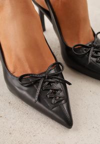 Renee - Czarne Szpilki Slingback VICES Zdobione Gorsetowym Wiązaniem z Kokardą Azimuna. Okazja: na co dzień. Kolor: czarny. Materiał: jeans, koronka. Wzór: aplikacja. Obcas: na szpilce. Styl: casual, elegancki #7