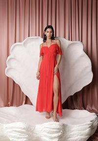 Renee - Czerwona Rozkloszowana Sukienka Maxi o Kopertowym Fasonie na Cienkich Ramiączkach Burwena. Okazja: na wesele, na ślub cywilny. Kolor: czerwony. Długość rękawa: na ramiączkach. Typ sukienki: kopertowe. Długość: maxi #2