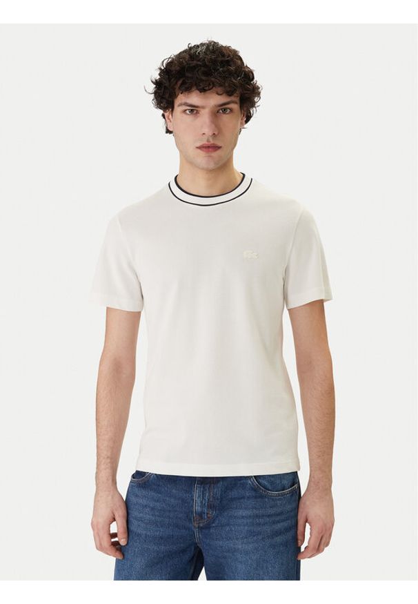 Lacoste T-Shirt TH8174 Biały Regular Fit. Kolor: biały. Materiał: bawełna