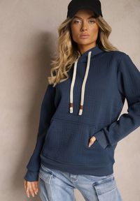 Renee - Granatowa Bluza z Dodatkiem Bawełny i Kapturem Ozdobiona Kangurową Kieszenią i Ściągaczami Qadela. Okazja: na co dzień. Kolor: niebieski. Materiał: bawełna. Wzór: aplikacja. Styl: klasyczny, casual #4