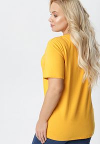 Born2be - Żółty T-shirt Aetheriel. Kolor: żółty. Materiał: dzianina. Długość rękawa: krótki rękaw. Długość: krótkie. Wzór: gładki. Styl: sportowy, klasyczny