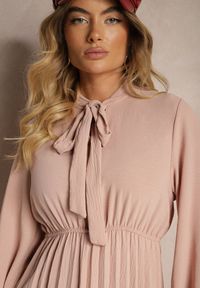 Renee - Różowa Plisowana Sukienka o Eleganckim Kroju z Wiązaniem przy Dekolcie i Gumką w Pasie Belorinda. Okazja: na co dzień. Typ kołnierza: typu klepsydra. Kolor: różowy. Długość rękawa: długi rękaw. Styl: elegancki #4