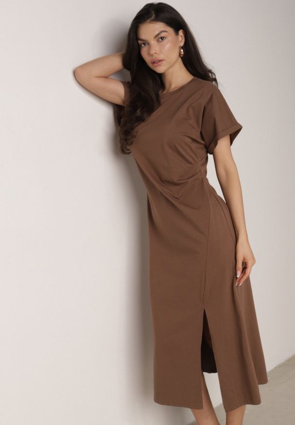 Born2be - Brązowa Sukienka o Rozkloszowanym Kroju z Marszczeniem i Rozcięciem Zinnariae. Okazja: na co dzień. Kolor: brązowy. Materiał: jeans. Styl: casual