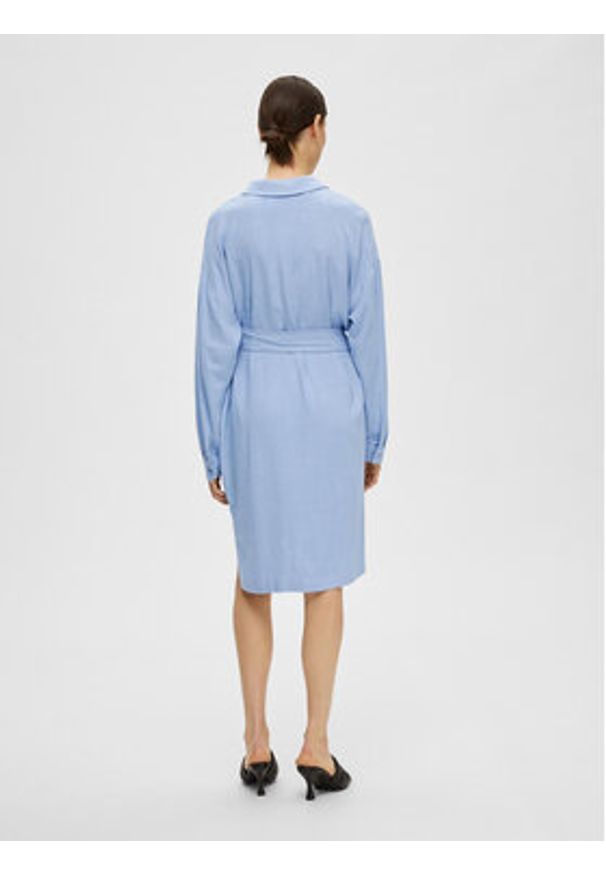 Selected Femme Sukienka koszulowa 16089666 Niebieski Relaxed Fit. Kolor: niebieski. Materiał: wiskoza. Typ sukienki: koszulowe