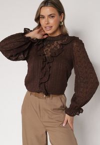 Born2be - Brązowa Bluzka Zdobiona Koronką Falbankami i Metaliczną Nicią Feralea. Okazja: na co dzień, do pracy, na spotkanie biznesowe. Typ kołnierza: kołnierz z falbankami. Kolor: brązowy. Materiał: koronka. Wzór: koronka, aplikacja. Styl: biznesowy, casual, elegancki #1