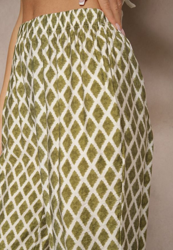 Renee - Zielone Spodnie o Szerokim Kroju High Waist w Romby Sarriza. Okazja: na co dzień. Stan: podwyższony. Kolor: zielony. Wzór: aplikacja. Styl: casual
