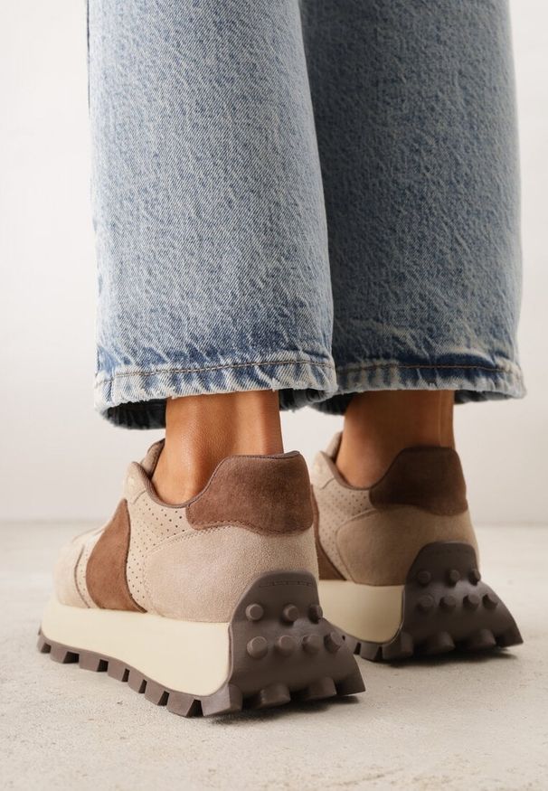 Renee - Ciemnobeżowe Zamszowe Sneakersy na Podeszwie Chunky z Perforowaną Cholewką Cezarlina. Okazja: na co dzień. Kolor: beżowy. Materiał: zamsz. Szerokość cholewki: normalna