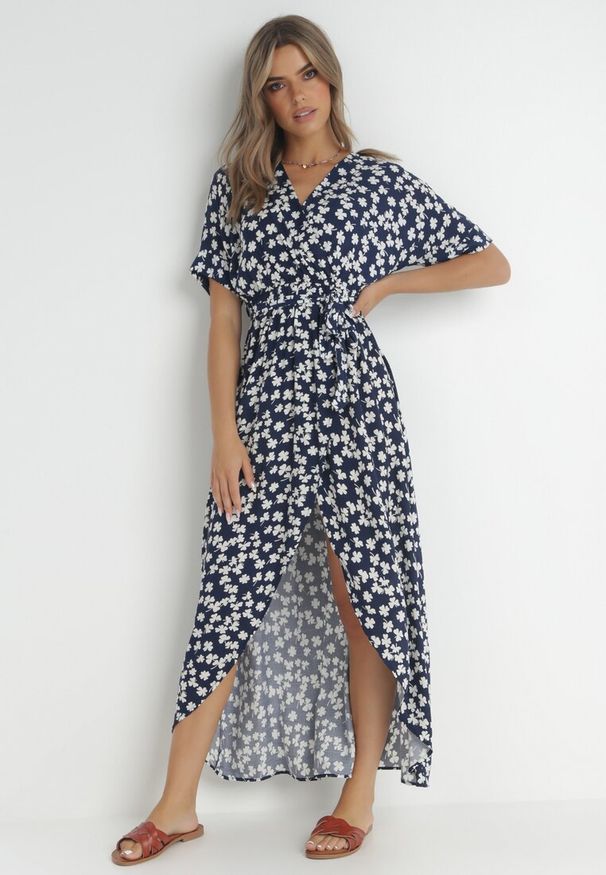 Born2be - Granatowa Sukienka Achanie. Okazja: na co dzień. Kolor: niebieski. Materiał: wiskoza, tkanina, jeans. Typ sukienki: kopertowe. Styl: elegancki, casual, wizytowy