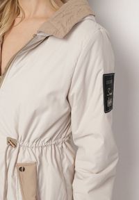 Born2be - Jasnobeżowa Kurtka Parka z Kapturem i Ściągaczem w Pasie Sizana. Okazja: na spacer, na co dzień. Typ kołnierza: kaptur. Kolor: beżowy. Materiał: jeans. Styl: klasyczny, casual, elegancki #3