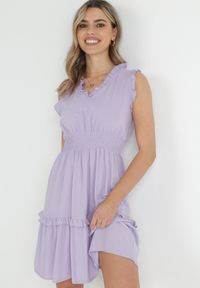 Born2be - Jasnofioletowa Sukienka z Falbankami i Marszczoną Gumką w Pasie z Wiskozy Falirina. Typ kołnierza: kołnierz z falbankami. Kolor: fioletowy. Materiał: wiskoza. Wzór: aplikacja #3