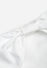 Renee - Biała Rozkloszowana Sukienka Koktajlowa VICES z Hiszpańskim Dekoltem Neamerianne. Okazja: na wesele, na ślub cywilny. Typ kołnierza: dekolt hiszpanka. Kolor: biały. Materiał: lakier, poliester. Typ sukienki: rozkloszowane. Styl: wizytowy #4