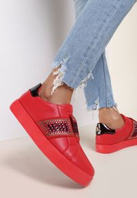 Renee - Czerwone Sneakersy Move Around. Zapięcie: bez zapięcia. Kolor: czerwony. Materiał: materiał, lakier. Wzór: aplikacja. Obcas: na płaskiej podeszwie #1