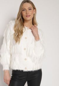 Born2be - Jasnobeżowy Kardigan z Wełną o Fakturze Imitującej Pióra z Ozdobnymi Guzikami Mevinalia. Okazja: na co dzień, do pracy, na spotkanie biznesowe. Kolor: beżowy. Materiał: wełna. Wzór: aplikacja. Sezon: zima, jesień. Styl: biznesowy, klasyczny, casual, elegancki #3