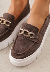 Renee - Brązowe Perforowane Mokasyny ze Skóry Naturalnej z Aplikacją na Platformie Heilarta. Kolor: brązowy. Materiał: skóra. Szerokość cholewki: normalna. Wzór: aplikacja. Obcas: na platformie #2