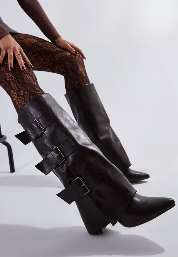 Renee - Brązowe Rockowe Kozaki na Słupku z Wywiniętą Cholewką Wykończone Klamrami Navlaya. Okazja: na co dzień. Zapięcie: klamry. Kolor: brązowy. Materiał: skóra. Szerokość cholewki: normalna. Obcas: na słupku. Styl: rockowy