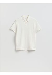 Reserved - Strukturalna koszulka polo comfort fit - złamana biel. Typ kołnierza: polo. Materiał: dzianina, bawełna #1