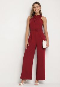 Born2be - Bordowy Taliowany Kombinezon Ozdobiony Paskiem Dollivia. Okazja: na co dzień. Kolor: czerwony. Wzór: aplikacja. Styl: elegancki, casual #4