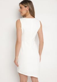 Born2be - Biała Sukienka Vices Dopasowana Asymetryczna z Błyszczącą Wstawką Tolivena. Okazja: na co dzień. Typ kołnierza: dekolt w kształcie V. Kolor: biały. Materiał: materiał. Wzór: aplikacja. Typ sukienki: asymetryczne. Styl: casual, elegancki #6