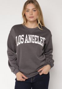 Born2be - Szara Bluza z Bawełną i Napisem Fezorla. Okazja: na co dzień. Kolor: szary. Materiał: bawełna. Wzór: napisy. Styl: klasyczny, casual, elegancki #1