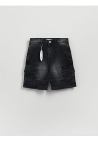 Reserved - Denimowe szorty z brelokiem - czarny. Kolor: czarny. Materiał: bawełna, jeans, tkanina