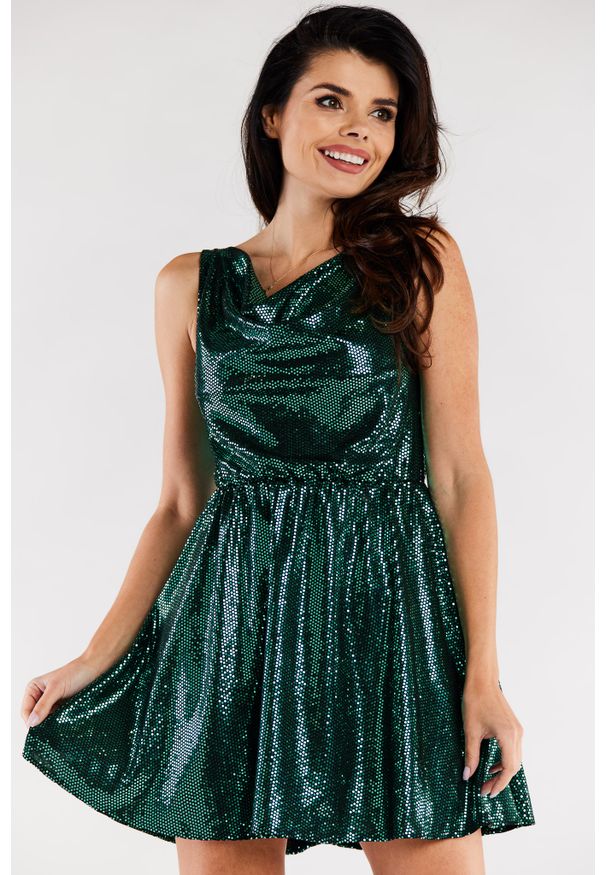 Awama - Rozkloszowana Błyszcząca Sukienka z Opadającym Dekoltem - Zielona. Kolor: zielony. Materiał: poliester, elastan