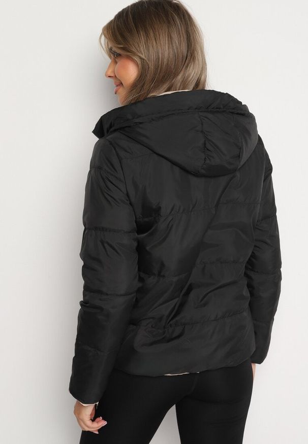 Born2be - Ciemnobeżowa Dwustronna Kurtka Pikowana Ozdobiona Sznurkami Mivvena. Okazja: na co dzień. Kolor: beżowy. Materiał: jeans. Długość rękawa: długi rękaw. Długość: długie. Wzór: aplikacja. Styl: casual