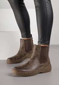 Born2be - Brązowe Botki Sztyblety na Ozdobnie Żłobionej Podeszwie Ezisane. Okazja: na co dzień. Kolor: brązowy. Materiał: jeans. Styl: casual, elegancki #1