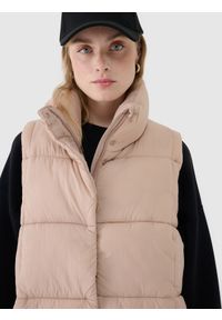 4f - 4F Długi bezrękawnik puchowy z wypełnieniem syntetycznym damski - beżowy M. Okazja: na co dzień. Kolor: beżowy. Materiał: puch, syntetyk. Długość rękawa: bez rękawów. Długość: długie. Wzór: gładki. Styl: casual, sportowy #2