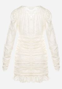 Born2be - Beżowa Sukienka Mini z Tkaniny Plumeti z Marszczeniem Werenia. Okazja: na co dzień. Typ kołnierza: dekolt w kształcie V. Kolor: beżowy. Materiał: tkanina. Styl: casual, elegancki, klasyczny. Długość: mini #6