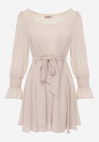 Renee - Beżowa Sukienka VICES z Półtransparentnymi Rękawami Wiązania w Talii Resmosa. Okazja: na co dzień, na randkę. Typ kołnierza: dekolt kwadratowy. Kolor: beżowy. Materiał: skóra, materiał. Styl: casual, elegancki #7