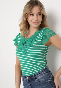 Born2be - Zielony Bawełniany T-shirt w Paski z Koronkowymi Wstawkami Idamarie. Kolor: zielony. Materiał: bawełna, koronka. Wzór: paski