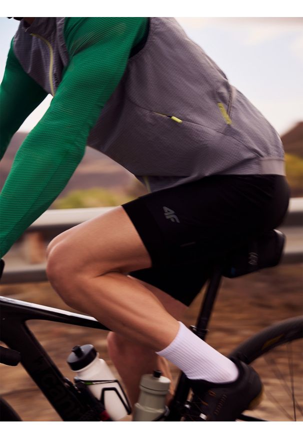 4f - 4F Spodenki kolarskie z żelową wkładką męskie - czarne XL. Kolor: czarny. Materiał: materiał. Długość: długie. Sport: kolarstwo